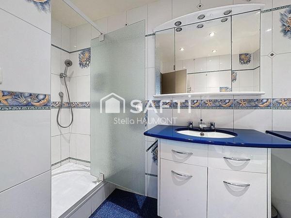 Appartement spacieux avec terrasse, parking et cave au cœur de Bécon