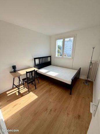 Chambre en colocation — T5 meublé de 82 m² avec balcon