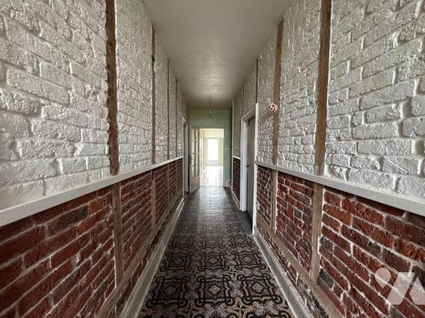 CORPS DE FERME RÉNOVÉ DE 327 M² HABITABLES AVEC NOMBREUSES DÉPENDANCES BÂTI SUR TERRAIN DE 8 00...