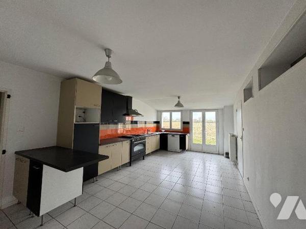 CORPS DE FERME RÉNOVÉ DE 327 M² HABITABLES AVEC NOMBREUSES DÉPENDANCES BÂTI SUR TERRAIN DE 8 00...