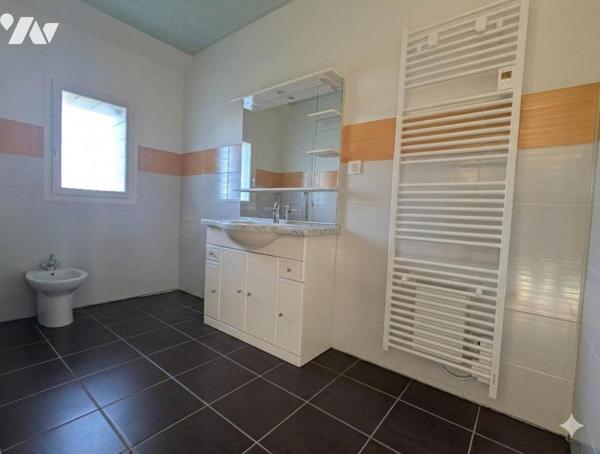  BOURGVALLEES - SAINT SAMSON DE BONFOSSE Centre bourg Pavillon avec vie de plain pied - 4 chambres