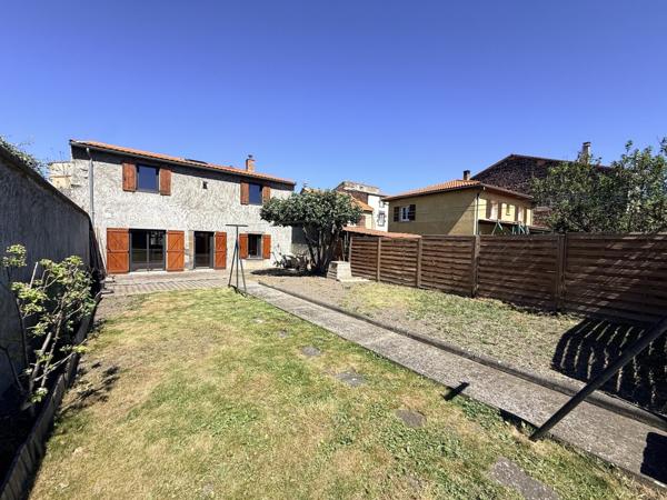 Ancienne grange réhabilitée au cœur d’Aubière – 190 m² – Cour – Jardin