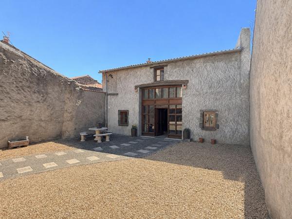 Ancienne grange réhabilitée au cœur d’Aubière – 190 m² – Cour – Jardin
