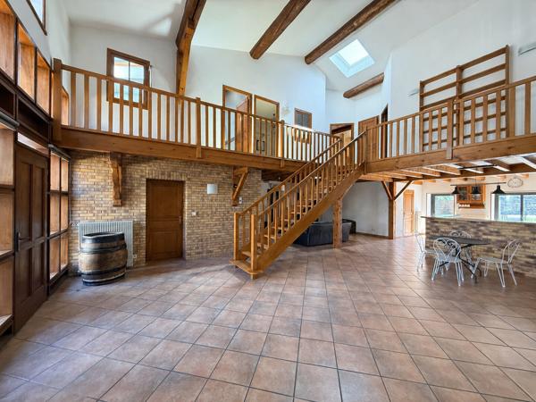 Ancienne grange réhabilitée au cœur d’Aubière – 190 m² – Cour – Jardin