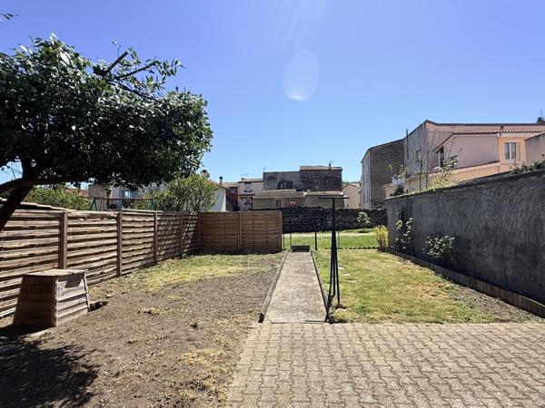 Ancienne grange réhabilitée au cœur d’Aubière – 190 m² – Cour – Jardin