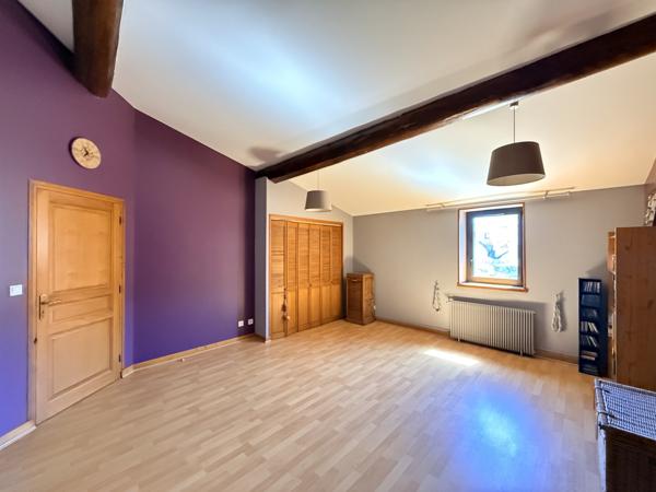 Ancienne grange réhabilitée au cœur d’Aubière – 190 m² – Cour – Jardin