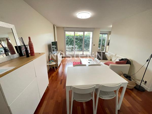A vendre à MORANGIS, appartement de 4 pièces avec deux terrasses, box double en sous-sol et place de parking extérieure privative