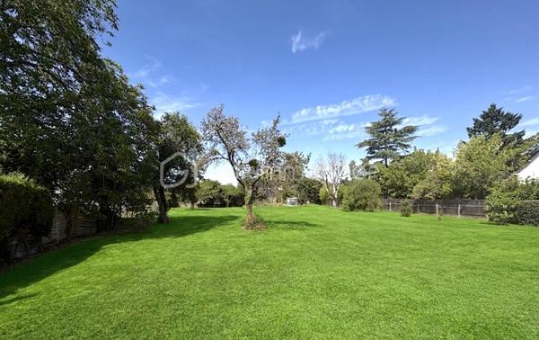 🏡✨ EXCEPTIONNEL À SAINT-AVERTIN ✨🏡
MAGNIFIQUE TERRAIN DE 1 700 m² DANS UN ENVIRONNEMENT CALME ET RÉSIDENTIEL !

Vous rêvez de construire la maison de vos rêves dans un cadre privilégié ? 
Cette opportunité est faite pour vous !
Situé sur la très recherchée commune de SAINT-AVERTIN, ce superbe terrain de 1 700 m² bénéficie d'un emplacement rare : au calme absolu, dans un secteur résidentiel de qualité, et surtout excentré de la route pour vous offrir tranquillité, intimité et sérénité au quotidien.

🌳 Les atouts qui font la différence :
✔ Belle superficie de 1 700 m², idéale pour un projet familial ambitieux
✔ Environnement paisible et verdoyant
✔ Quartier résidentiel recherché et agréable à vivre
✔ Terrain en retrait de la route : calme, sécurité et discrétion assurés
✔ Cadre parfait pour une maison avec jardin, piscine ou espace détente
✔ Proximité des commodités, commerces, écoles et accès rapides vers Tours
✔ Un secteur où les opportunités deviennent de plus en plus rares !

Les biens de cette qualité sont aujourd'hui particulièrement rares sur le marché. Cette propriété constitue une opportunité unique de concrétiser un projet immobilier d'exception dans l'un des secteurs les plus convoités de l'agglomération tourangelle.
Offrez-vous bien plus qu'un terrain : choisissez un lieu de vie où chaque journée s'inscrira dans un environnement empreint de quiétude, d'élégance et de raffinement.

Une visite s'impose! Contactez moi au 06.21.11.11.55, d.mazzarilonne@bskimmobilier.com