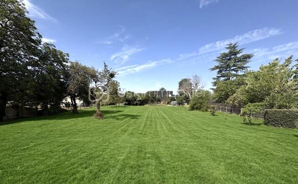 🏡✨ EXCEPTIONNEL À SAINT-AVERTIN ✨🏡
MAGNIFIQUE TERRAIN DE 1 700 m² DANS UN ENVIRONNEMENT CALME ET RÉSIDENTIEL !

Vous rêvez de construire la maison de vos rêves dans un cadre privilégié ? 
Cette opportunité est faite pour vous !
Situé sur la très recherchée commune de SAINT-AVERTIN, ce superbe terrain de 1 700 m² bénéficie d'un emplacement rare : au calme absolu, dans un secteur résidentiel de qualité, et surtout excentré de la route pour vous offrir tranquillité, intimité et sérénité au quotidien.

🌳 Les atouts qui font la différence :
✔ Belle superficie de 1 700 m², idéale pour un projet familial ambitieux
✔ Environnement paisible et verdoyant
✔ Quartier résidentiel recherché et agréable à vivre
✔ Terrain en retrait de la route : calme, sécurité et discrétion assurés
✔ Cadre parfait pour une maison avec jardin, piscine ou espace détente
✔ Proximité des commodités, commerces, écoles et accès rapides vers Tours
✔ Un secteur où les opportunités deviennent de plus en plus rares !

Les biens de cette qualité sont aujourd'hui particulièrement rares sur le marché. Cette propriété constitue une opportunité unique de concrétiser un projet immobilier d'exception dans l'un des secteurs les plus convoités de l'agglomération tourangelle.
Offrez-vous bien plus qu'un terrain : choisissez un lieu de vie où chaque journée s'inscrira dans un environnement empreint de quiétude, d'élégance et de raffinement.

Une visite s'impose! Contactez moi au 06.21.11.11.55, d.mazzarilonne@bskimmobilier.com