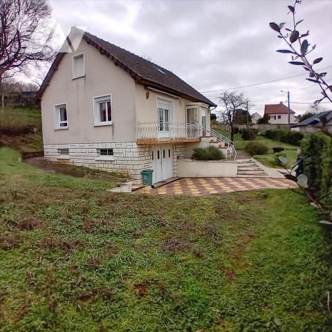BREIL SUR MERIZE, pavillon de 1970 sur sous-sol total avec  4 chambres.