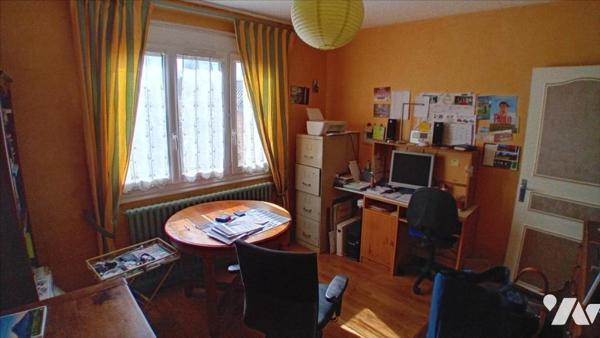 BREIL SUR MERIZE, pavillon de 1970 sur sous-sol total avec  4 chambres.
