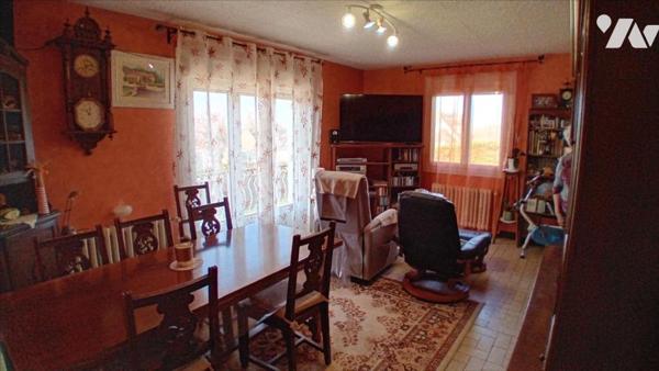 BREIL SUR MERIZE, pavillon de 1970 sur sous-sol total avec  4 chambres.