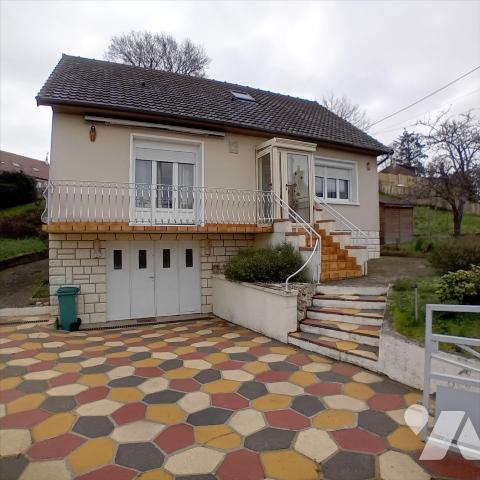 BREIL SUR MERIZE, pavillon de 1970 sur sous-sol total avec  4 chambres.