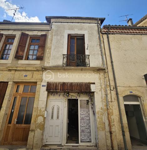 Située à deux pas du centre-ville, découvrez cette maison de ville traversante d'une surface de 114m2 répartie sur trois niveaux.  Elle présente un fort potentiel après un projet de rénovation complète pour révéler tout son atouts . Les surfaces et volumes :
 Au rez-de-chaussée : on trouve un plateau de 41m2 qui comprend une pièce de 17m2 qui donne sur la rue et un second espace de 24m2 (où se situait la cuisine), avec un accès direct à l'extérieur. 
Au 1er étage : un escalier mène au coin nuit avec 2 chambres et une salle-de-bain d'une surface totale, également de 41m2. 
Un deuxième escalier mène aux combles d'une surface de 32m2. Elles peuvent être aménagées selon vos besoins, en 2 chambres ou en une suite parentale.  
Au sous-sol : se trouve une cave de 28m2. 
Les extérieurs :  on trouve une cour privative de 23m2.  Ainsi que 2 appentis fermés d’une surface totale de 19m2 offrant de multiples possibilités comme l'aménagement d'un atelier, d'une chambre supplémentaire ou d'un espace de stockage.  
À SAVOIR : 
- le bien sera entièrement vidé et débarrassé pour la vente. 
- les photos après/avant des pièces du rez-de-chaussée ont été vidées de leur contenu artificiellement à l'aide d'un logiciel pour donner une idée de la surface.

Ce bien représente un gros potentiel pour investisseurs, marchands de biens ou amateurs de rénovation complète.