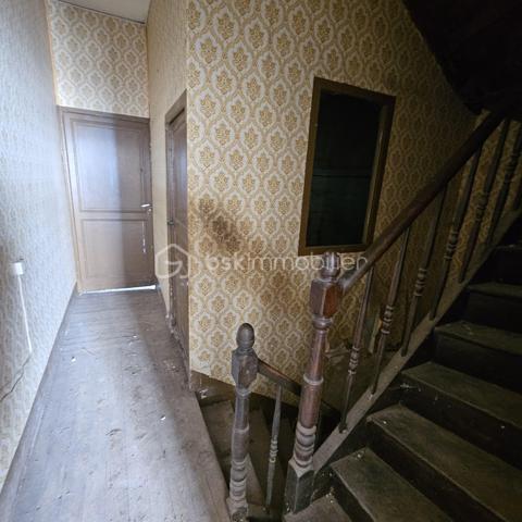Située à deux pas du centre-ville, découvrez cette maison de ville traversante d'une surface de 114m2 répartie sur trois niveaux.  Elle présente un fort potentiel après un projet de rénovation complète pour révéler tout son atouts . Les surfaces et volumes :
 Au rez-de-chaussée : on trouve un plateau de 41m2 qui comprend une pièce de 17m2 qui donne sur la rue et un second espace de 24m2 (où se situait la cuisine), avec un accès direct à l'extérieur. 
Au 1er étage : un escalier mène au coin nuit avec 2 chambres et une salle-de-bain d'une surface totale, également de 41m2. 
Un deuxième escalier mène aux combles d'une surface de 32m2. Elles peuvent être aménagées selon vos besoins, en 2 chambres ou en une suite parentale.  
Au sous-sol : se trouve une cave de 28m2. 
Les extérieurs :  on trouve une cour privative de 23m2.  Ainsi que 2 appentis fermés d’une surface totale de 19m2 offrant de multiples possibilités comme l'aménagement d'un atelier, d'une chambre supplémentaire ou d'un espace de stockage.  
À SAVOIR : 
- le bien sera entièrement vidé et débarrassé pour la vente. 
- les photos après/avant des pièces du rez-de-chaussée ont été vidées de leur contenu artificiellement à l'aide d'un logiciel pour donner une idée de la surface.

Ce bien représente un gros potentiel pour investisseurs, marchands de biens ou amateurs de rénovation complète.