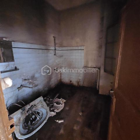 Située à deux pas du centre-ville, découvrez cette maison de ville traversante d'une surface de 114m2 répartie sur trois niveaux.  Elle présente un fort potentiel après un projet de rénovation complète pour révéler tout son atouts . Les surfaces et volumes :
 Au rez-de-chaussée : on trouve un plateau de 41m2 qui comprend une pièce de 17m2 qui donne sur la rue et un second espace de 24m2 (où se situait la cuisine), avec un accès direct à l'extérieur. 
Au 1er étage : un escalier mène au coin nuit avec 2 chambres et une salle-de-bain d'une surface totale, également de 41m2. 
Un deuxième escalier mène aux combles d'une surface de 32m2. Elles peuvent être aménagées selon vos besoins, en 2 chambres ou en une suite parentale.  
Au sous-sol : se trouve une cave de 28m2. 
Les extérieurs :  on trouve une cour privative de 23m2.  Ainsi que 2 appentis fermés d’une surface totale de 19m2 offrant de multiples possibilités comme l'aménagement d'un atelier, d'une chambre supplémentaire ou d'un espace de stockage.  
À SAVOIR : 
- le bien sera entièrement vidé et débarrassé pour la vente. 
- les photos après/avant des pièces du rez-de-chaussée ont été vidées de leur contenu artificiellement à l'aide d'un logiciel pour donner une idée de la surface.

Ce bien représente un gros potentiel pour investisseurs, marchands de biens ou amateurs de rénovation complète.