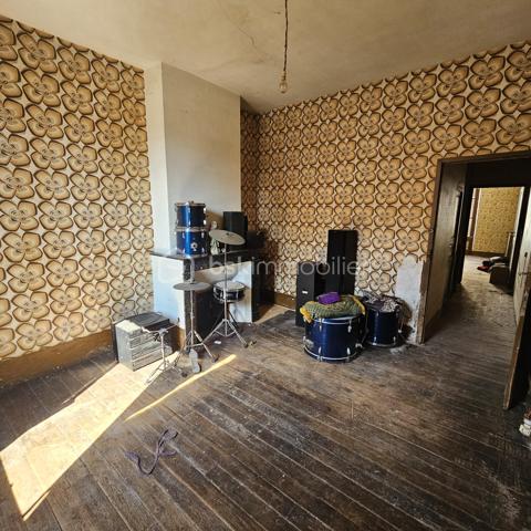 Située à deux pas du centre-ville, découvrez cette maison de ville traversante d'une surface de 114m2 répartie sur trois niveaux.  Elle présente un fort potentiel après un projet de rénovation complète pour révéler tout son atouts . Les surfaces et volumes :
 Au rez-de-chaussée : on trouve un plateau de 41m2 qui comprend une pièce de 17m2 qui donne sur la rue et un second espace de 24m2 (où se situait la cuisine), avec un accès direct à l'extérieur. 
Au 1er étage : un escalier mène au coin nuit avec 2 chambres et une salle-de-bain d'une surface totale, également de 41m2. 
Un deuxième escalier mène aux combles d'une surface de 32m2. Elles peuvent être aménagées selon vos besoins, en 2 chambres ou en une suite parentale.  
Au sous-sol : se trouve une cave de 28m2. 
Les extérieurs :  on trouve une cour privative de 23m2.  Ainsi que 2 appentis fermés d’une surface totale de 19m2 offrant de multiples possibilités comme l'aménagement d'un atelier, d'une chambre supplémentaire ou d'un espace de stockage.  
À SAVOIR : 
- le bien sera entièrement vidé et débarrassé pour la vente. 
- les photos après/avant des pièces du rez-de-chaussée ont été vidées de leur contenu artificiellement à l'aide d'un logiciel pour donner une idée de la surface.

Ce bien représente un gros potentiel pour investisseurs, marchands de biens ou amateurs de rénovation complète.