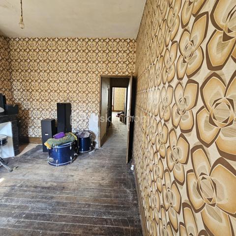 Située à deux pas du centre-ville, découvrez cette maison de ville traversante d'une surface de 114m2 répartie sur trois niveaux.  Elle présente un fort potentiel après un projet de rénovation complète pour révéler tout son atouts . Les surfaces et volumes :
 Au rez-de-chaussée : on trouve un plateau de 41m2 qui comprend une pièce de 17m2 qui donne sur la rue et un second espace de 24m2 (où se situait la cuisine), avec un accès direct à l'extérieur. 
Au 1er étage : un escalier mène au coin nuit avec 2 chambres et une salle-de-bain d'une surface totale, également de 41m2. 
Un deuxième escalier mène aux combles d'une surface de 32m2. Elles peuvent être aménagées selon vos besoins, en 2 chambres ou en une suite parentale.  
Au sous-sol : se trouve une cave de 28m2. 
Les extérieurs :  on trouve une cour privative de 23m2.  Ainsi que 2 appentis fermés d’une surface totale de 19m2 offrant de multiples possibilités comme l'aménagement d'un atelier, d'une chambre supplémentaire ou d'un espace de stockage.  
À SAVOIR : 
- le bien sera entièrement vidé et débarrassé pour la vente. 
- les photos après/avant des pièces du rez-de-chaussée ont été vidées de leur contenu artificiellement à l'aide d'un logiciel pour donner une idée de la surface.

Ce bien représente un gros potentiel pour investisseurs, marchands de biens ou amateurs de rénovation complète.