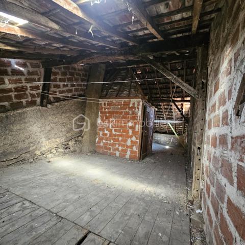 Située à deux pas du centre-ville, découvrez cette maison de ville traversante d'une surface de 114m2 répartie sur trois niveaux.  Elle présente un fort potentiel après un projet de rénovation complète pour révéler tout son atouts . Les surfaces et volumes :
 Au rez-de-chaussée : on trouve un plateau de 41m2 qui comprend une pièce de 17m2 qui donne sur la rue et un second espace de 24m2 (où se situait la cuisine), avec un accès direct à l'extérieur. 
Au 1er étage : un escalier mène au coin nuit avec 2 chambres et une salle-de-bain d'une surface totale, également de 41m2. 
Un deuxième escalier mène aux combles d'une surface de 32m2. Elles peuvent être aménagées selon vos besoins, en 2 chambres ou en une suite parentale.  
Au sous-sol : se trouve une cave de 28m2. 
Les extérieurs :  on trouve une cour privative de 23m2.  Ainsi que 2 appentis fermés d’une surface totale de 19m2 offrant de multiples possibilités comme l'aménagement d'un atelier, d'une chambre supplémentaire ou d'un espace de stockage.  
À SAVOIR : 
- le bien sera entièrement vidé et débarrassé pour la vente. 
- les photos après/avant des pièces du rez-de-chaussée ont été vidées de leur contenu artificiellement à l'aide d'un logiciel pour donner une idée de la surface.

Ce bien représente un gros potentiel pour investisseurs, marchands de biens ou amateurs de rénovation complète.