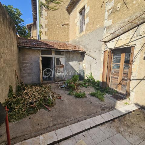Située à deux pas du centre-ville, découvrez cette maison de ville traversante d'une surface de 114m2 répartie sur trois niveaux.  Elle présente un fort potentiel après un projet de rénovation complète pour révéler tout son atouts . Les surfaces et volumes :
 Au rez-de-chaussée : on trouve un plateau de 41m2 qui comprend une pièce de 17m2 qui donne sur la rue et un second espace de 24m2 (où se situait la cuisine), avec un accès direct à l'extérieur. 
Au 1er étage : un escalier mène au coin nuit avec 2 chambres et une salle-de-bain d'une surface totale, également de 41m2. 
Un deuxième escalier mène aux combles d'une surface de 32m2. Elles peuvent être aménagées selon vos besoins, en 2 chambres ou en une suite parentale.  
Au sous-sol : se trouve une cave de 28m2. 
Les extérieurs :  on trouve une cour privative de 23m2.  Ainsi que 2 appentis fermés d’une surface totale de 19m2 offrant de multiples possibilités comme l'aménagement d'un atelier, d'une chambre supplémentaire ou d'un espace de stockage.  
À SAVOIR : 
- le bien sera entièrement vidé et débarrassé pour la vente. 
- les photos après/avant des pièces du rez-de-chaussée ont été vidées de leur contenu artificiellement à l'aide d'un logiciel pour donner une idée de la surface.

Ce bien représente un gros potentiel pour investisseurs, marchands de biens ou amateurs de rénovation complète.