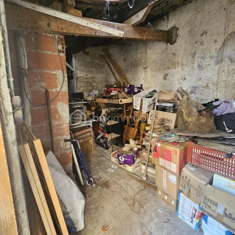 Située à deux pas du centre-ville, découvrez cette maison de ville traversante d'une surface de 114m2 répartie sur trois niveaux.  Elle présente un fort potentiel après un projet de rénovation complète pour révéler tout son atouts . Les surfaces et volumes :
 Au rez-de-chaussée : on trouve un plateau de 41m2 qui comprend une pièce de 17m2 qui donne sur la rue et un second espace de 24m2 (où se situait la cuisine), avec un accès direct à l'extérieur. 
Au 1er étage : un escalier mène au coin nuit avec 2 chambres et une salle-de-bain d'une surface totale, également de 41m2. 
Un deuxième escalier mène aux combles d'une surface de 32m2. Elles peuvent être aménagées selon vos besoins, en 2 chambres ou en une suite parentale.  
Au sous-sol : se trouve une cave de 28m2. 
Les extérieurs :  on trouve une cour privative de 23m2.  Ainsi que 2 appentis fermés d’une surface totale de 19m2 offrant de multiples possibilités comme l'aménagement d'un atelier, d'une chambre supplémentaire ou d'un espace de stockage.  
À SAVOIR : 
- le bien sera entièrement vidé et débarrassé pour la vente. 
- les photos après/avant des pièces du rez-de-chaussée ont été vidées de leur contenu artificiellement à l'aide d'un logiciel pour donner une idée de la surface.

Ce bien représente un gros potentiel pour investisseurs, marchands de biens ou amateurs de rénovation complète.