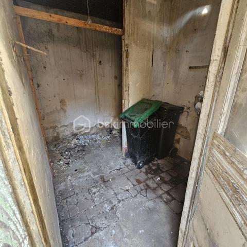 Située à deux pas du centre-ville, découvrez cette maison de ville traversante d'une surface de 114m2 répartie sur trois niveaux.  Elle présente un fort potentiel après un projet de rénovation complète pour révéler tout son atouts . Les surfaces et volumes :
 Au rez-de-chaussée : on trouve un plateau de 41m2 qui comprend une pièce de 17m2 qui donne sur la rue et un second espace de 24m2 (où se situait la cuisine), avec un accès direct à l'extérieur. 
Au 1er étage : un escalier mène au coin nuit avec 2 chambres et une salle-de-bain d'une surface totale, également de 41m2. 
Un deuxième escalier mène aux combles d'une surface de 32m2. Elles peuvent être aménagées selon vos besoins, en 2 chambres ou en une suite parentale.  
Au sous-sol : se trouve une cave de 28m2. 
Les extérieurs :  on trouve une cour privative de 23m2.  Ainsi que 2 appentis fermés d’une surface totale de 19m2 offrant de multiples possibilités comme l'aménagement d'un atelier, d'une chambre supplémentaire ou d'un espace de stockage.  
À SAVOIR : 
- le bien sera entièrement vidé et débarrassé pour la vente. 
- les photos après/avant des pièces du rez-de-chaussée ont été vidées de leur contenu artificiellement à l'aide d'un logiciel pour donner une idée de la surface.

Ce bien représente un gros potentiel pour investisseurs, marchands de biens ou amateurs de rénovation complète.