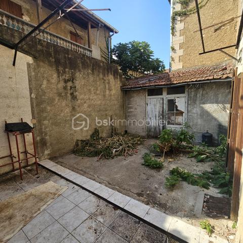 Située à deux pas du centre-ville, découvrez cette maison de ville traversante d'une surface de 114m2 répartie sur trois niveaux.  Elle présente un fort potentiel après un projet de rénovation complète pour révéler tout son atouts . Les surfaces et volumes :
 Au rez-de-chaussée : on trouve un plateau de 41m2 qui comprend une pièce de 17m2 qui donne sur la rue et un second espace de 24m2 (où se situait la cuisine), avec un accès direct à l'extérieur. 
Au 1er étage : un escalier mène au coin nuit avec 2 chambres et une salle-de-bain d'une surface totale, également de 41m2. 
Un deuxième escalier mène aux combles d'une surface de 32m2. Elles peuvent être aménagées selon vos besoins, en 2 chambres ou en une suite parentale.  
Au sous-sol : se trouve une cave de 28m2. 
Les extérieurs :  on trouve une cour privative de 23m2.  Ainsi que 2 appentis fermés d’une surface totale de 19m2 offrant de multiples possibilités comme l'aménagement d'un atelier, d'une chambre supplémentaire ou d'un espace de stockage.  
À SAVOIR : 
- le bien sera entièrement vidé et débarrassé pour la vente. 
- les photos après/avant des pièces du rez-de-chaussée ont été vidées de leur contenu artificiellement à l'aide d'un logiciel pour donner une idée de la surface.

Ce bien représente un gros potentiel pour investisseurs, marchands de biens ou amateurs de rénovation complète.