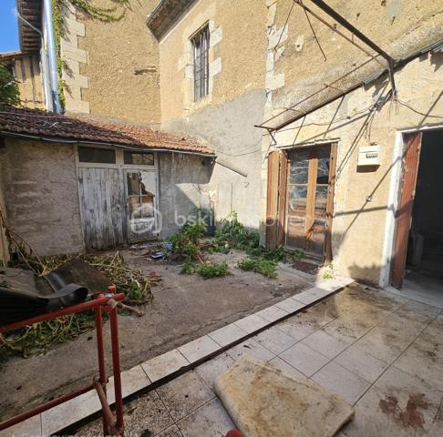 Située à deux pas du centre-ville, découvrez cette maison de ville traversante d'une surface de 114m2 répartie sur trois niveaux.  Elle présente un fort potentiel après un projet de rénovation complète pour révéler tout son atouts . Les surfaces et volumes :
 Au rez-de-chaussée : on trouve un plateau de 41m2 qui comprend une pièce de 17m2 qui donne sur la rue et un second espace de 24m2 (où se situait la cuisine), avec un accès direct à l'extérieur. 
Au 1er étage : un escalier mène au coin nuit avec 2 chambres et une salle-de-bain d'une surface totale, également de 41m2. 
Un deuxième escalier mène aux combles d'une surface de 32m2. Elles peuvent être aménagées selon vos besoins, en 2 chambres ou en une suite parentale.  
Au sous-sol : se trouve une cave de 28m2. 
Les extérieurs :  on trouve une cour privative de 23m2.  Ainsi que 2 appentis fermés d’une surface totale de 19m2 offrant de multiples possibilités comme l'aménagement d'un atelier, d'une chambre supplémentaire ou d'un espace de stockage.  
À SAVOIR : 
- le bien sera entièrement vidé et débarrassé pour la vente. 
- les photos après/avant des pièces du rez-de-chaussée ont été vidées de leur contenu artificiellement à l'aide d'un logiciel pour donner une idée de la surface.

Ce bien représente un gros potentiel pour investisseurs, marchands de biens ou amateurs de rénovation complète.