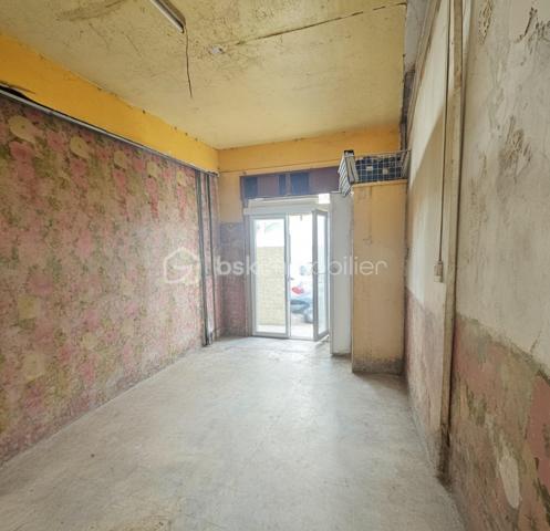 Située à deux pas du centre-ville, découvrez cette maison de ville traversante d'une surface de 114m2 répartie sur trois niveaux.  Elle présente un fort potentiel après un projet de rénovation complète pour révéler tout son atouts . Les surfaces et volumes :
 Au rez-de-chaussée : on trouve un plateau de 41m2 qui comprend une pièce de 17m2 qui donne sur la rue et un second espace de 24m2 (où se situait la cuisine), avec un accès direct à l'extérieur. 
Au 1er étage : un escalier mène au coin nuit avec 2 chambres et une salle-de-bain d'une surface totale, également de 41m2. 
Un deuxième escalier mène aux combles d'une surface de 32m2. Elles peuvent être aménagées selon vos besoins, en 2 chambres ou en une suite parentale.  
Au sous-sol : se trouve une cave de 28m2. 
Les extérieurs :  on trouve une cour privative de 23m2.  Ainsi que 2 appentis fermés d’une surface totale de 19m2 offrant de multiples possibilités comme l'aménagement d'un atelier, d'une chambre supplémentaire ou d'un espace de stockage.  
À SAVOIR : 
- le bien sera entièrement vidé et débarrassé pour la vente. 
- les photos après/avant des pièces du rez-de-chaussée ont été vidées de leur contenu artificiellement à l'aide d'un logiciel pour donner une idée de la surface.

Ce bien représente un gros potentiel pour investisseurs, marchands de biens ou amateurs de rénovation complète.