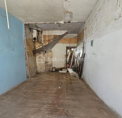 Située à deux pas du centre-ville, découvrez cette maison de ville traversante d'une surface de 114m2 répartie sur trois niveaux.  Elle présente un fort potentiel après un projet de rénovation complète pour révéler tout son atouts . Les surfaces et volumes :
 Au rez-de-chaussée : on trouve un plateau de 41m2 qui comprend une pièce de 17m2 qui donne sur la rue et un second espace de 24m2 (où se situait la cuisine), avec un accès direct à l'extérieur. 
Au 1er étage : un escalier mène au coin nuit avec 2 chambres et une salle-de-bain d'une surface totale, également de 41m2. 
Un deuxième escalier mène aux combles d'une surface de 32m2. Elles peuvent être aménagées selon vos besoins, en 2 chambres ou en une suite parentale.  
Au sous-sol : se trouve une cave de 28m2. 
Les extérieurs :  on trouve une cour privative de 23m2.  Ainsi que 2 appentis fermés d’une surface totale de 19m2 offrant de multiples possibilités comme l'aménagement d'un atelier, d'une chambre supplémentaire ou d'un espace de stockage.  
À SAVOIR : 
- le bien sera entièrement vidé et débarrassé pour la vente. 
- les photos après/avant des pièces du rez-de-chaussée ont été vidées de leur contenu artificiellement à l'aide d'un logiciel pour donner une idée de la surface.

Ce bien représente un gros potentiel pour investisseurs, marchands de biens ou amateurs de rénovation complète.