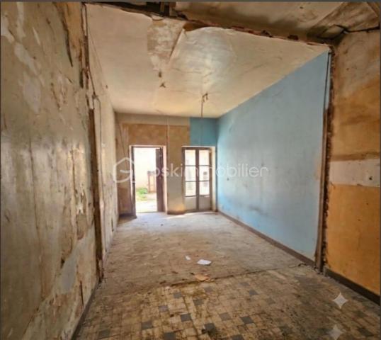 Située à deux pas du centre-ville, découvrez cette maison de ville traversante d'une surface de 114m2 répartie sur trois niveaux.  Elle présente un fort potentiel après un projet de rénovation complète pour révéler tout son atouts . Les surfaces et volumes :
 Au rez-de-chaussée : on trouve un plateau de 41m2 qui comprend une pièce de 17m2 qui donne sur la rue et un second espace de 24m2 (où se situait la cuisine), avec un accès direct à l'extérieur. 
Au 1er étage : un escalier mène au coin nuit avec 2 chambres et une salle-de-bain d'une surface totale, également de 41m2. 
Un deuxième escalier mène aux combles d'une surface de 32m2. Elles peuvent être aménagées selon vos besoins, en 2 chambres ou en une suite parentale.  
Au sous-sol : se trouve une cave de 28m2. 
Les extérieurs :  on trouve une cour privative de 23m2.  Ainsi que 2 appentis fermés d’une surface totale de 19m2 offrant de multiples possibilités comme l'aménagement d'un atelier, d'une chambre supplémentaire ou d'un espace de stockage.  
À SAVOIR : 
- le bien sera entièrement vidé et débarrassé pour la vente. 
- les photos après/avant des pièces du rez-de-chaussée ont été vidées de leur contenu artificiellement à l'aide d'un logiciel pour donner une idée de la surface.

Ce bien représente un gros potentiel pour investisseurs, marchands de biens ou amateurs de rénovation complète.