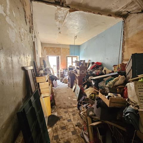 Située à deux pas du centre-ville, découvrez cette maison de ville traversante d'une surface de 114m2 répartie sur trois niveaux.  Elle présente un fort potentiel après un projet de rénovation complète pour révéler tout son atouts . Les surfaces et volumes :
 Au rez-de-chaussée : on trouve un plateau de 41m2 qui comprend une pièce de 17m2 qui donne sur la rue et un second espace de 24m2 (où se situait la cuisine), avec un accès direct à l'extérieur. 
Au 1er étage : un escalier mène au coin nuit avec 2 chambres et une salle-de-bain d'une surface totale, également de 41m2. 
Un deuxième escalier mène aux combles d'une surface de 32m2. Elles peuvent être aménagées selon vos besoins, en 2 chambres ou en une suite parentale.  
Au sous-sol : se trouve une cave de 28m2. 
Les extérieurs :  on trouve une cour privative de 23m2.  Ainsi que 2 appentis fermés d’une surface totale de 19m2 offrant de multiples possibilités comme l'aménagement d'un atelier, d'une chambre supplémentaire ou d'un espace de stockage.  
À SAVOIR : 
- le bien sera entièrement vidé et débarrassé pour la vente. 
- les photos après/avant des pièces du rez-de-chaussée ont été vidées de leur contenu artificiellement à l'aide d'un logiciel pour donner une idée de la surface.

Ce bien représente un gros potentiel pour investisseurs, marchands de biens ou amateurs de rénovation complète.