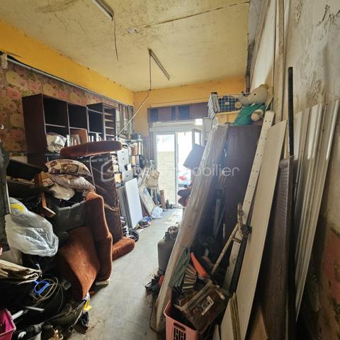 Située à deux pas du centre-ville, découvrez cette maison de ville traversante d'une surface de 114m2 répartie sur trois niveaux.  Elle présente un fort potentiel après un projet de rénovation complète pour révéler tout son atouts . Les surfaces et volumes :
 Au rez-de-chaussée : on trouve un plateau de 41m2 qui comprend une pièce de 17m2 qui donne sur la rue et un second espace de 24m2 (où se situait la cuisine), avec un accès direct à l'extérieur. 
Au 1er étage : un escalier mène au coin nuit avec 2 chambres et une salle-de-bain d'une surface totale, également de 41m2. 
Un deuxième escalier mène aux combles d'une surface de 32m2. Elles peuvent être aménagées selon vos besoins, en 2 chambres ou en une suite parentale.  
Au sous-sol : se trouve une cave de 28m2. 
Les extérieurs :  on trouve une cour privative de 23m2.  Ainsi que 2 appentis fermés d’une surface totale de 19m2 offrant de multiples possibilités comme l'aménagement d'un atelier, d'une chambre supplémentaire ou d'un espace de stockage.  
À SAVOIR : 
- le bien sera entièrement vidé et débarrassé pour la vente. 
- les photos après/avant des pièces du rez-de-chaussée ont été vidées de leur contenu artificiellement à l'aide d'un logiciel pour donner une idée de la surface.

Ce bien représente un gros potentiel pour investisseurs, marchands de biens ou amateurs de rénovation complète.