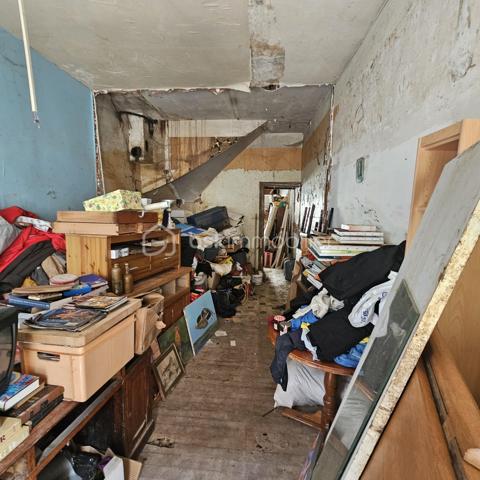Située à deux pas du centre-ville, découvrez cette maison de ville traversante d'une surface de 114m2 répartie sur trois niveaux.  Elle présente un fort potentiel après un projet de rénovation complète pour révéler tout son atouts . Les surfaces et volumes :
 Au rez-de-chaussée : on trouve un plateau de 41m2 qui comprend une pièce de 17m2 qui donne sur la rue et un second espace de 24m2 (où se situait la cuisine), avec un accès direct à l'extérieur. 
Au 1er étage : un escalier mène au coin nuit avec 2 chambres et une salle-de-bain d'une surface totale, également de 41m2. 
Un deuxième escalier mène aux combles d'une surface de 32m2. Elles peuvent être aménagées selon vos besoins, en 2 chambres ou en une suite parentale.  
Au sous-sol : se trouve une cave de 28m2. 
Les extérieurs :  on trouve une cour privative de 23m2.  Ainsi que 2 appentis fermés d’une surface totale de 19m2 offrant de multiples possibilités comme l'aménagement d'un atelier, d'une chambre supplémentaire ou d'un espace de stockage.  
À SAVOIR : 
- le bien sera entièrement vidé et débarrassé pour la vente. 
- les photos après/avant des pièces du rez-de-chaussée ont été vidées de leur contenu artificiellement à l'aide d'un logiciel pour donner une idée de la surface.

Ce bien représente un gros potentiel pour investisseurs, marchands de biens ou amateurs de rénovation complète.