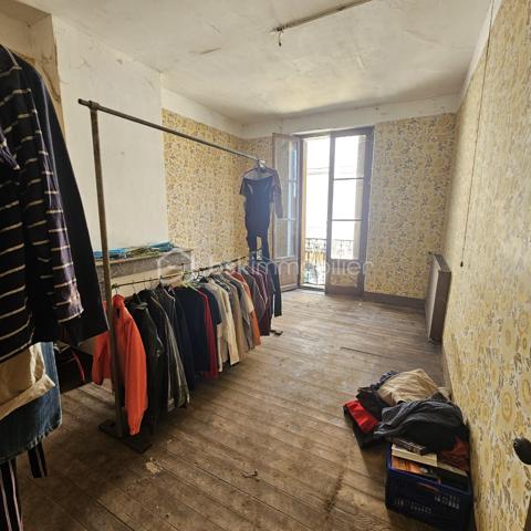 Située à deux pas du centre-ville, découvrez cette maison de ville traversante d'une surface de 114m2 répartie sur trois niveaux.  Elle présente un fort potentiel après un projet de rénovation complète pour révéler tout son atouts . Les surfaces et volumes :
 Au rez-de-chaussée : on trouve un plateau de 41m2 qui comprend une pièce de 17m2 qui donne sur la rue et un second espace de 24m2 (où se situait la cuisine), avec un accès direct à l'extérieur. 
Au 1er étage : un escalier mène au coin nuit avec 2 chambres et une salle-de-bain d'une surface totale, également de 41m2. 
Un deuxième escalier mène aux combles d'une surface de 32m2. Elles peuvent être aménagées selon vos besoins, en 2 chambres ou en une suite parentale.  
Au sous-sol : se trouve une cave de 28m2. 
Les extérieurs :  on trouve une cour privative de 23m2.  Ainsi que 2 appentis fermés d’une surface totale de 19m2 offrant de multiples possibilités comme l'aménagement d'un atelier, d'une chambre supplémentaire ou d'un espace de stockage.  
À SAVOIR : 
- le bien sera entièrement vidé et débarrassé pour la vente. 
- les photos après/avant des pièces du rez-de-chaussée ont été vidées de leur contenu artificiellement à l'aide d'un logiciel pour donner une idée de la surface.

Ce bien représente un gros potentiel pour investisseurs, marchands de biens ou amateurs de rénovation complète.