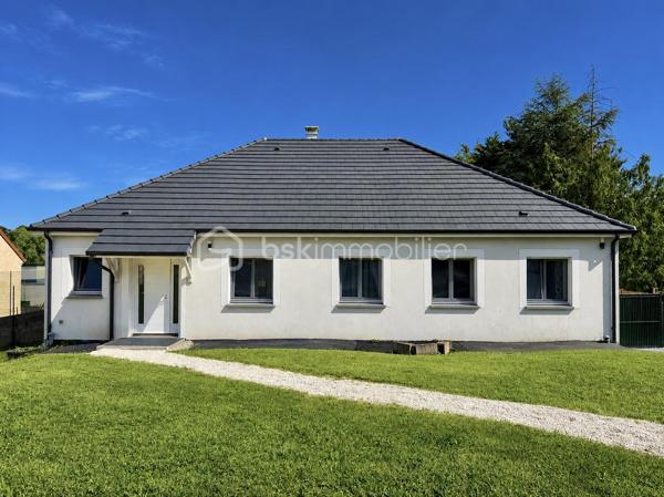 Vous rêvez d’une maison récente, confortable, lumineuse et sans travaux ? Venez découvrir cette magnifique maison de plain-pied de 130 m² habitables, construite en 2021, offrant des prestations de qualité en RT 2012 et un cadre de vie exceptionnel.

Édifiée en structure brique sur vide sanitaire, avec une élégante toiture 4 pans, cette propriété bénéficie encore de sa garantie décennale et affiche un excellent DPE classé B, garantissant confort thermique et maîtrise des dépenses énergétiques.

Située en seconde position de rue et desservie par une allée privative, elle vous assure calme, intimité et sécurité. Implantée sur une superbe parcelle de 2 327 m² sans vis-à-vis, elle profite d’une exposition plein Sud et d’une vue dégagée sur la nature.

- Dès l’entrée, vous serez séduits par les volumes et la luminosité : Spacieuse entrée avec rangements. WC indépendant avec lave-mains. Magnifique pièce de vie de 43 m² baignée de lumière. Cuisine ouverte moderne entièrement équipée avec îlot central. Cellier / buanderie attenant

- L’espace nuit offre : 4 chambres spacieuses avec rangements. Une superbe suite parentale d’environ 20 m² comprenant chambre, dressing et salle d’eau privative. Une seconde salle de bains équipée d’une baignoire et d’une douche. Un second WC indépendant
Les grandes ouvertures permettent un accès direct à la terrasse et au jardin, créant une parfaite harmonie entre intérieur et extérieur.

Côté prestations : Volets roulants motorisés. Construction récente aux normes RT 2012. Excellent classement énergétique B. Garantie décennale en cours. Prestations modernes et de confort. Aucun travaux à prévoir : vous n’avez plus qu’à poser vos valises !

- À l’extérieur : Terrain de 2 327 m² entièrement exploitable. Exposition plein Sud. Aucun vis-à-vis et vue dégagée sur la campagne. Nombreux stationnements à l’intérieur de la propriété. Possibilité d’installer un garage ou des carports selon vos besoins

Situation idéale : Armentières-en-Brie, charmant village recherché pour son calme et sa qualité de vie. Gare à seulement 2 km. Trilport à 5 minutes avec liaison directe Paris-Est en environ 30 minutes. Meaux à 15 minutes. Accès A4 à seulement 8 minutes. Écoles maternelle, primaire et périscolaire sur la commune. Commerces de proximité à 2 km

Une maison familiale récente de 130 m², alliant confort moderne, performance énergétique, tranquillité et qualité de vie dans un environnement privilégié.
📞 Une visite s’impose ! Bien rare sur le secteur.