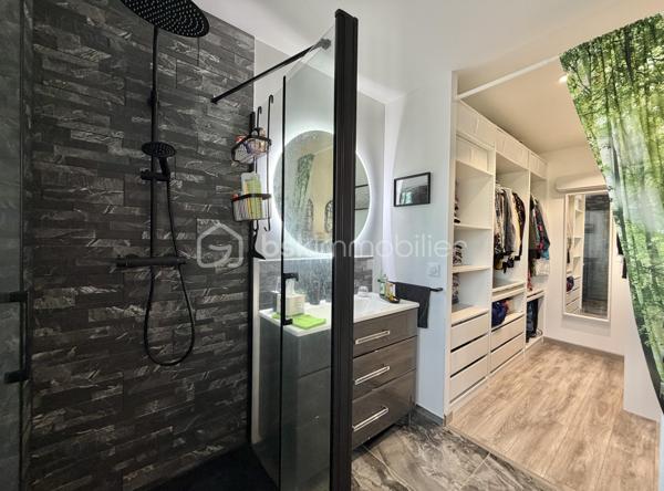 Vous rêvez d’une maison récente, confortable, lumineuse et sans travaux ? Venez découvrir cette magnifique maison de plain-pied de 130 m² habitables, construite en 2021, offrant des prestations de qualité en RT 2012 et un cadre de vie exceptionnel.

Édifiée en structure brique sur vide sanitaire, avec une élégante toiture 4 pans, cette propriété bénéficie encore de sa garantie décennale et affiche un excellent DPE classé B, garantissant confort thermique et maîtrise des dépenses énergétiques.

Située en seconde position de rue et desservie par une allée privative, elle vous assure calme, intimité et sécurité. Implantée sur une superbe parcelle de 2 327 m² sans vis-à-vis, elle profite d’une exposition plein Sud et d’une vue dégagée sur la nature.

- Dès l’entrée, vous serez séduits par les volumes et la luminosité : Spacieuse entrée avec rangements. WC indépendant avec lave-mains. Magnifique pièce de vie de 43 m² baignée de lumière. Cuisine ouverte moderne entièrement équipée avec îlot central. Cellier / buanderie attenant

- L’espace nuit offre : 4 chambres spacieuses avec rangements. Une superbe suite parentale d’environ 20 m² comprenant chambre, dressing et salle d’eau privative. Une seconde salle de bains équipée d’une baignoire et d’une douche. Un second WC indépendant
Les grandes ouvertures permettent un accès direct à la terrasse et au jardin, créant une parfaite harmonie entre intérieur et extérieur.

Côté prestations : Volets roulants motorisés. Construction récente aux normes RT 2012. Excellent classement énergétique B. Garantie décennale en cours. Prestations modernes et de confort. Aucun travaux à prévoir : vous n’avez plus qu’à poser vos valises !

- À l’extérieur : Terrain de 2 327 m² entièrement exploitable. Exposition plein Sud. Aucun vis-à-vis et vue dégagée sur la campagne. Nombreux stationnements à l’intérieur de la propriété. Possibilité d’installer un garage ou des carports selon vos besoins

Situation idéale : Armentières-en-Brie, charmant village recherché pour son calme et sa qualité de vie. Gare à seulement 2 km. Trilport à 5 minutes avec liaison directe Paris-Est en environ 30 minutes. Meaux à 15 minutes. Accès A4 à seulement 8 minutes. Écoles maternelle, primaire et périscolaire sur la commune. Commerces de proximité à 2 km

Une maison familiale récente de 130 m², alliant confort moderne, performance énergétique, tranquillité et qualité de vie dans un environnement privilégié.
📞 Une visite s’impose ! Bien rare sur le secteur.