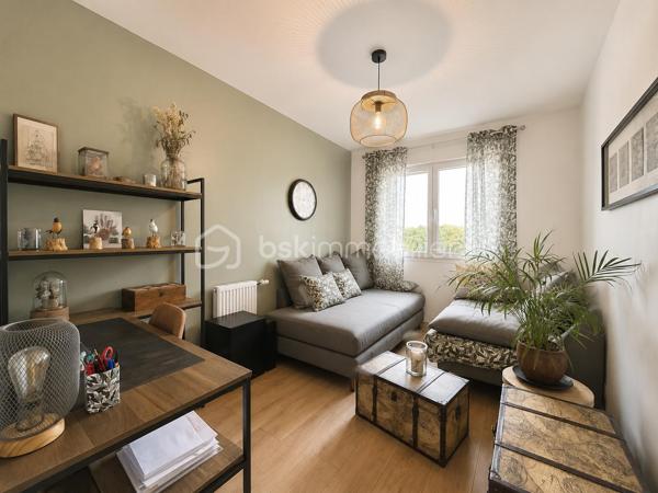 Vous rêvez d’une maison récente, confortable, lumineuse et sans travaux ? Venez découvrir cette magnifique maison de plain-pied de 130 m² habitables, construite en 2021, offrant des prestations de qualité en RT 2012 et un cadre de vie exceptionnel.

Édifiée en structure brique sur vide sanitaire, avec une élégante toiture 4 pans, cette propriété bénéficie encore de sa garantie décennale et affiche un excellent DPE classé B, garantissant confort thermique et maîtrise des dépenses énergétiques.

Située en seconde position de rue et desservie par une allée privative, elle vous assure calme, intimité et sécurité. Implantée sur une superbe parcelle de 2 327 m² sans vis-à-vis, elle profite d’une exposition plein Sud et d’une vue dégagée sur la nature.

- Dès l’entrée, vous serez séduits par les volumes et la luminosité : Spacieuse entrée avec rangements. WC indépendant avec lave-mains. Magnifique pièce de vie de 43 m² baignée de lumière. Cuisine ouverte moderne entièrement équipée avec îlot central. Cellier / buanderie attenant

- L’espace nuit offre : 4 chambres spacieuses avec rangements. Une superbe suite parentale d’environ 20 m² comprenant chambre, dressing et salle d’eau privative. Une seconde salle de bains équipée d’une baignoire et d’une douche. Un second WC indépendant
Les grandes ouvertures permettent un accès direct à la terrasse et au jardin, créant une parfaite harmonie entre intérieur et extérieur.

Côté prestations : Volets roulants motorisés. Construction récente aux normes RT 2012. Excellent classement énergétique B. Garantie décennale en cours. Prestations modernes et de confort. Aucun travaux à prévoir : vous n’avez plus qu’à poser vos valises !

- À l’extérieur : Terrain de 2 327 m² entièrement exploitable. Exposition plein Sud. Aucun vis-à-vis et vue dégagée sur la campagne. Nombreux stationnements à l’intérieur de la propriété. Possibilité d’installer un garage ou des carports selon vos besoins

Situation idéale : Armentières-en-Brie, charmant village recherché pour son calme et sa qualité de vie. Gare à seulement 2 km. Trilport à 5 minutes avec liaison directe Paris-Est en environ 30 minutes. Meaux à 15 minutes. Accès A4 à seulement 8 minutes. Écoles maternelle, primaire et périscolaire sur la commune. Commerces de proximité à 2 km

Une maison familiale récente de 130 m², alliant confort moderne, performance énergétique, tranquillité et qualité de vie dans un environnement privilégié.
📞 Une visite s’impose ! Bien rare sur le secteur.