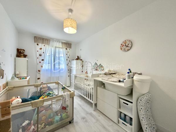 Vous rêvez d’une maison récente, confortable, lumineuse et sans travaux ? Venez découvrir cette magnifique maison de plain-pied de 130 m² habitables, construite en 2021, offrant des prestations de qualité en RT 2012 et un cadre de vie exceptionnel.

Édifiée en structure brique sur vide sanitaire, avec une élégante toiture 4 pans, cette propriété bénéficie encore de sa garantie décennale et affiche un excellent DPE classé B, garantissant confort thermique et maîtrise des dépenses énergétiques.

Située en seconde position de rue et desservie par une allée privative, elle vous assure calme, intimité et sécurité. Implantée sur une superbe parcelle de 2 327 m² sans vis-à-vis, elle profite d’une exposition plein Sud et d’une vue dégagée sur la nature.

- Dès l’entrée, vous serez séduits par les volumes et la luminosité : Spacieuse entrée avec rangements. WC indépendant avec lave-mains. Magnifique pièce de vie de 43 m² baignée de lumière. Cuisine ouverte moderne entièrement équipée avec îlot central. Cellier / buanderie attenant

- L’espace nuit offre : 4 chambres spacieuses avec rangements. Une superbe suite parentale d’environ 20 m² comprenant chambre, dressing et salle d’eau privative. Une seconde salle de bains équipée d’une baignoire et d’une douche. Un second WC indépendant
Les grandes ouvertures permettent un accès direct à la terrasse et au jardin, créant une parfaite harmonie entre intérieur et extérieur.

Côté prestations : Volets roulants motorisés. Construction récente aux normes RT 2012. Excellent classement énergétique B. Garantie décennale en cours. Prestations modernes et de confort. Aucun travaux à prévoir : vous n’avez plus qu’à poser vos valises !

- À l’extérieur : Terrain de 2 327 m² entièrement exploitable. Exposition plein Sud. Aucun vis-à-vis et vue dégagée sur la campagne. Nombreux stationnements à l’intérieur de la propriété. Possibilité d’installer un garage ou des carports selon vos besoins

Situation idéale : Armentières-en-Brie, charmant village recherché pour son calme et sa qualité de vie. Gare à seulement 2 km. Trilport à 5 minutes avec liaison directe Paris-Est en environ 30 minutes. Meaux à 15 minutes. Accès A4 à seulement 8 minutes. Écoles maternelle, primaire et périscolaire sur la commune. Commerces de proximité à 2 km

Une maison familiale récente de 130 m², alliant confort moderne, performance énergétique, tranquillité et qualité de vie dans un environnement privilégié.
📞 Une visite s’impose ! Bien rare sur le secteur.
