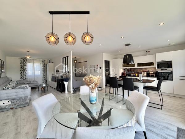 Vous rêvez d’une maison récente, confortable, lumineuse et sans travaux ? Venez découvrir cette magnifique maison de plain-pied de 130 m² habitables, construite en 2021, offrant des prestations de qualité en RT 2012 et un cadre de vie exceptionnel.

Édifiée en structure brique sur vide sanitaire, avec une élégante toiture 4 pans, cette propriété bénéficie encore de sa garantie décennale et affiche un excellent DPE classé B, garantissant confort thermique et maîtrise des dépenses énergétiques.

Située en seconde position de rue et desservie par une allée privative, elle vous assure calme, intimité et sécurité. Implantée sur une superbe parcelle de 2 327 m² sans vis-à-vis, elle profite d’une exposition plein Sud et d’une vue dégagée sur la nature.

- Dès l’entrée, vous serez séduits par les volumes et la luminosité : Spacieuse entrée avec rangements. WC indépendant avec lave-mains. Magnifique pièce de vie de 43 m² baignée de lumière. Cuisine ouverte moderne entièrement équipée avec îlot central. Cellier / buanderie attenant

- L’espace nuit offre : 4 chambres spacieuses avec rangements. Une superbe suite parentale d’environ 20 m² comprenant chambre, dressing et salle d’eau privative. Une seconde salle de bains équipée d’une baignoire et d’une douche. Un second WC indépendant
Les grandes ouvertures permettent un accès direct à la terrasse et au jardin, créant une parfaite harmonie entre intérieur et extérieur.

Côté prestations : Volets roulants motorisés. Construction récente aux normes RT 2012. Excellent classement énergétique B. Garantie décennale en cours. Prestations modernes et de confort. Aucun travaux à prévoir : vous n’avez plus qu’à poser vos valises !

- À l’extérieur : Terrain de 2 327 m² entièrement exploitable. Exposition plein Sud. Aucun vis-à-vis et vue dégagée sur la campagne. Nombreux stationnements à l’intérieur de la propriété. Possibilité d’installer un garage ou des carports selon vos besoins

Situation idéale : Armentières-en-Brie, charmant village recherché pour son calme et sa qualité de vie. Gare à seulement 2 km. Trilport à 5 minutes avec liaison directe Paris-Est en environ 30 minutes. Meaux à 15 minutes. Accès A4 à seulement 8 minutes. Écoles maternelle, primaire et périscolaire sur la commune. Commerces de proximité à 2 km

Une maison familiale récente de 130 m², alliant confort moderne, performance énergétique, tranquillité et qualité de vie dans un environnement privilégié.
📞 Une visite s’impose ! Bien rare sur le secteur.