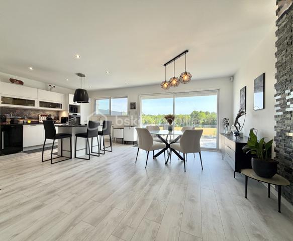 Vous rêvez d’une maison récente, confortable, lumineuse et sans travaux ? Venez découvrir cette magnifique maison de plain-pied de 130 m² habitables, construite en 2021, offrant des prestations de qualité en RT 2012 et un cadre de vie exceptionnel.

Édifiée en structure brique sur vide sanitaire, avec une élégante toiture 4 pans, cette propriété bénéficie encore de sa garantie décennale et affiche un excellent DPE classé B, garantissant confort thermique et maîtrise des dépenses énergétiques.

Située en seconde position de rue et desservie par une allée privative, elle vous assure calme, intimité et sécurité. Implantée sur une superbe parcelle de 2 327 m² sans vis-à-vis, elle profite d’une exposition plein Sud et d’une vue dégagée sur la nature.

- Dès l’entrée, vous serez séduits par les volumes et la luminosité : Spacieuse entrée avec rangements. WC indépendant avec lave-mains. Magnifique pièce de vie de 43 m² baignée de lumière. Cuisine ouverte moderne entièrement équipée avec îlot central. Cellier / buanderie attenant

- L’espace nuit offre : 4 chambres spacieuses avec rangements. Une superbe suite parentale d’environ 20 m² comprenant chambre, dressing et salle d’eau privative. Une seconde salle de bains équipée d’une baignoire et d’une douche. Un second WC indépendant
Les grandes ouvertures permettent un accès direct à la terrasse et au jardin, créant une parfaite harmonie entre intérieur et extérieur.

Côté prestations : Volets roulants motorisés. Construction récente aux normes RT 2012. Excellent classement énergétique B. Garantie décennale en cours. Prestations modernes et de confort. Aucun travaux à prévoir : vous n’avez plus qu’à poser vos valises !

- À l’extérieur : Terrain de 2 327 m² entièrement exploitable. Exposition plein Sud. Aucun vis-à-vis et vue dégagée sur la campagne. Nombreux stationnements à l’intérieur de la propriété. Possibilité d’installer un garage ou des carports selon vos besoins

Situation idéale : Armentières-en-Brie, charmant village recherché pour son calme et sa qualité de vie. Gare à seulement 2 km. Trilport à 5 minutes avec liaison directe Paris-Est en environ 30 minutes. Meaux à 15 minutes. Accès A4 à seulement 8 minutes. Écoles maternelle, primaire et périscolaire sur la commune. Commerces de proximité à 2 km

Une maison familiale récente de 130 m², alliant confort moderne, performance énergétique, tranquillité et qualité de vie dans un environnement privilégié.
📞 Une visite s’impose ! Bien rare sur le secteur.