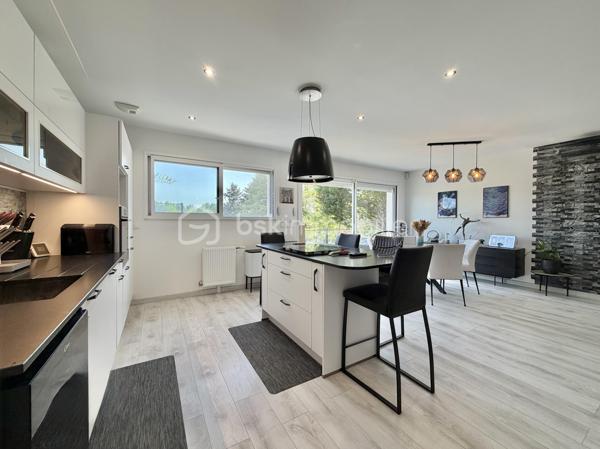 Vous rêvez d’une maison récente, confortable, lumineuse et sans travaux ? Venez découvrir cette magnifique maison de plain-pied de 130 m² habitables, construite en 2021, offrant des prestations de qualité en RT 2012 et un cadre de vie exceptionnel.

Édifiée en structure brique sur vide sanitaire, avec une élégante toiture 4 pans, cette propriété bénéficie encore de sa garantie décennale et affiche un excellent DPE classé B, garantissant confort thermique et maîtrise des dépenses énergétiques.

Située en seconde position de rue et desservie par une allée privative, elle vous assure calme, intimité et sécurité. Implantée sur une superbe parcelle de 2 327 m² sans vis-à-vis, elle profite d’une exposition plein Sud et d’une vue dégagée sur la nature.

- Dès l’entrée, vous serez séduits par les volumes et la luminosité : Spacieuse entrée avec rangements. WC indépendant avec lave-mains. Magnifique pièce de vie de 43 m² baignée de lumière. Cuisine ouverte moderne entièrement équipée avec îlot central. Cellier / buanderie attenant

- L’espace nuit offre : 4 chambres spacieuses avec rangements. Une superbe suite parentale d’environ 20 m² comprenant chambre, dressing et salle d’eau privative. Une seconde salle de bains équipée d’une baignoire et d’une douche. Un second WC indépendant
Les grandes ouvertures permettent un accès direct à la terrasse et au jardin, créant une parfaite harmonie entre intérieur et extérieur.

Côté prestations : Volets roulants motorisés. Construction récente aux normes RT 2012. Excellent classement énergétique B. Garantie décennale en cours. Prestations modernes et de confort. Aucun travaux à prévoir : vous n’avez plus qu’à poser vos valises !

- À l’extérieur : Terrain de 2 327 m² entièrement exploitable. Exposition plein Sud. Aucun vis-à-vis et vue dégagée sur la campagne. Nombreux stationnements à l’intérieur de la propriété. Possibilité d’installer un garage ou des carports selon vos besoins

Situation idéale : Armentières-en-Brie, charmant village recherché pour son calme et sa qualité de vie. Gare à seulement 2 km. Trilport à 5 minutes avec liaison directe Paris-Est en environ 30 minutes. Meaux à 15 minutes. Accès A4 à seulement 8 minutes. Écoles maternelle, primaire et périscolaire sur la commune. Commerces de proximité à 2 km

Une maison familiale récente de 130 m², alliant confort moderne, performance énergétique, tranquillité et qualité de vie dans un environnement privilégié.
📞 Une visite s’impose ! Bien rare sur le secteur.