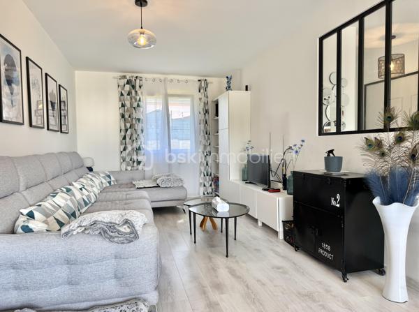 Vous rêvez d’une maison récente, confortable, lumineuse et sans travaux ? Venez découvrir cette magnifique maison de plain-pied de 130 m² habitables, construite en 2021, offrant des prestations de qualité en RT 2012 et un cadre de vie exceptionnel.

Édifiée en structure brique sur vide sanitaire, avec une élégante toiture 4 pans, cette propriété bénéficie encore de sa garantie décennale et affiche un excellent DPE classé B, garantissant confort thermique et maîtrise des dépenses énergétiques.

Située en seconde position de rue et desservie par une allée privative, elle vous assure calme, intimité et sécurité. Implantée sur une superbe parcelle de 2 327 m² sans vis-à-vis, elle profite d’une exposition plein Sud et d’une vue dégagée sur la nature.

- Dès l’entrée, vous serez séduits par les volumes et la luminosité : Spacieuse entrée avec rangements. WC indépendant avec lave-mains. Magnifique pièce de vie de 43 m² baignée de lumière. Cuisine ouverte moderne entièrement équipée avec îlot central. Cellier / buanderie attenant

- L’espace nuit offre : 4 chambres spacieuses avec rangements. Une superbe suite parentale d’environ 20 m² comprenant chambre, dressing et salle d’eau privative. Une seconde salle de bains équipée d’une baignoire et d’une douche. Un second WC indépendant
Les grandes ouvertures permettent un accès direct à la terrasse et au jardin, créant une parfaite harmonie entre intérieur et extérieur.

Côté prestations : Volets roulants motorisés. Construction récente aux normes RT 2012. Excellent classement énergétique B. Garantie décennale en cours. Prestations modernes et de confort. Aucun travaux à prévoir : vous n’avez plus qu’à poser vos valises !

- À l’extérieur : Terrain de 2 327 m² entièrement exploitable. Exposition plein Sud. Aucun vis-à-vis et vue dégagée sur la campagne. Nombreux stationnements à l’intérieur de la propriété. Possibilité d’installer un garage ou des carports selon vos besoins

Situation idéale : Armentières-en-Brie, charmant village recherché pour son calme et sa qualité de vie. Gare à seulement 2 km. Trilport à 5 minutes avec liaison directe Paris-Est en environ 30 minutes. Meaux à 15 minutes. Accès A4 à seulement 8 minutes. Écoles maternelle, primaire et périscolaire sur la commune. Commerces de proximité à 2 km

Une maison familiale récente de 130 m², alliant confort moderne, performance énergétique, tranquillité et qualité de vie dans un environnement privilégié.
📞 Une visite s’impose ! Bien rare sur le secteur.