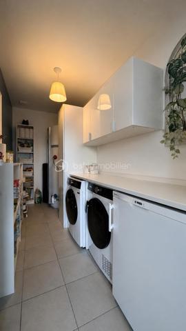 Vous rêvez d’une maison récente, confortable, lumineuse et sans travaux ? Venez découvrir cette magnifique maison de plain-pied de 130 m² habitables, construite en 2021, offrant des prestations de qualité en RT 2012 et un cadre de vie exceptionnel.

Édifiée en structure brique sur vide sanitaire, avec une élégante toiture 4 pans, cette propriété bénéficie encore de sa garantie décennale et affiche un excellent DPE classé B, garantissant confort thermique et maîtrise des dépenses énergétiques.

Située en seconde position de rue et desservie par une allée privative, elle vous assure calme, intimité et sécurité. Implantée sur une superbe parcelle de 2 327 m² sans vis-à-vis, elle profite d’une exposition plein Sud et d’une vue dégagée sur la nature.

- Dès l’entrée, vous serez séduits par les volumes et la luminosité : Spacieuse entrée avec rangements. WC indépendant avec lave-mains. Magnifique pièce de vie de 43 m² baignée de lumière. Cuisine ouverte moderne entièrement équipée avec îlot central. Cellier / buanderie attenant

- L’espace nuit offre : 4 chambres spacieuses avec rangements. Une superbe suite parentale d’environ 20 m² comprenant chambre, dressing et salle d’eau privative. Une seconde salle de bains équipée d’une baignoire et d’une douche. Un second WC indépendant
Les grandes ouvertures permettent un accès direct à la terrasse et au jardin, créant une parfaite harmonie entre intérieur et extérieur.

Côté prestations : Volets roulants motorisés. Construction récente aux normes RT 2012. Excellent classement énergétique B. Garantie décennale en cours. Prestations modernes et de confort. Aucun travaux à prévoir : vous n’avez plus qu’à poser vos valises !

- À l’extérieur : Terrain de 2 327 m² entièrement exploitable. Exposition plein Sud. Aucun vis-à-vis et vue dégagée sur la campagne. Nombreux stationnements à l’intérieur de la propriété. Possibilité d’installer un garage ou des carports selon vos besoins

Situation idéale : Armentières-en-Brie, charmant village recherché pour son calme et sa qualité de vie. Gare à seulement 2 km. Trilport à 5 minutes avec liaison directe Paris-Est en environ 30 minutes. Meaux à 15 minutes. Accès A4 à seulement 8 minutes. Écoles maternelle, primaire et périscolaire sur la commune. Commerces de proximité à 2 km

Une maison familiale récente de 130 m², alliant confort moderne, performance énergétique, tranquillité et qualité de vie dans un environnement privilégié.
📞 Une visite s’impose ! Bien rare sur le secteur.