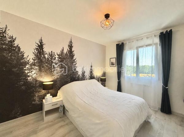 Vous rêvez d’une maison récente, confortable, lumineuse et sans travaux ? Venez découvrir cette magnifique maison de plain-pied de 130 m² habitables, construite en 2021, offrant des prestations de qualité en RT 2012 et un cadre de vie exceptionnel.

Édifiée en structure brique sur vide sanitaire, avec une élégante toiture 4 pans, cette propriété bénéficie encore de sa garantie décennale et affiche un excellent DPE classé B, garantissant confort thermique et maîtrise des dépenses énergétiques.

Située en seconde position de rue et desservie par une allée privative, elle vous assure calme, intimité et sécurité. Implantée sur une superbe parcelle de 2 327 m² sans vis-à-vis, elle profite d’une exposition plein Sud et d’une vue dégagée sur la nature.

- Dès l’entrée, vous serez séduits par les volumes et la luminosité : Spacieuse entrée avec rangements. WC indépendant avec lave-mains. Magnifique pièce de vie de 43 m² baignée de lumière. Cuisine ouverte moderne entièrement équipée avec îlot central. Cellier / buanderie attenant

- L’espace nuit offre : 4 chambres spacieuses avec rangements. Une superbe suite parentale d’environ 20 m² comprenant chambre, dressing et salle d’eau privative. Une seconde salle de bains équipée d’une baignoire et d’une douche. Un second WC indépendant
Les grandes ouvertures permettent un accès direct à la terrasse et au jardin, créant une parfaite harmonie entre intérieur et extérieur.

Côté prestations : Volets roulants motorisés. Construction récente aux normes RT 2012. Excellent classement énergétique B. Garantie décennale en cours. Prestations modernes et de confort. Aucun travaux à prévoir : vous n’avez plus qu’à poser vos valises !

- À l’extérieur : Terrain de 2 327 m² entièrement exploitable. Exposition plein Sud. Aucun vis-à-vis et vue dégagée sur la campagne. Nombreux stationnements à l’intérieur de la propriété. Possibilité d’installer un garage ou des carports selon vos besoins

Situation idéale : Armentières-en-Brie, charmant village recherché pour son calme et sa qualité de vie. Gare à seulement 2 km. Trilport à 5 minutes avec liaison directe Paris-Est en environ 30 minutes. Meaux à 15 minutes. Accès A4 à seulement 8 minutes. Écoles maternelle, primaire et périscolaire sur la commune. Commerces de proximité à 2 km

Une maison familiale récente de 130 m², alliant confort moderne, performance énergétique, tranquillité et qualité de vie dans un environnement privilégié.
📞 Une visite s’impose ! Bien rare sur le secteur.