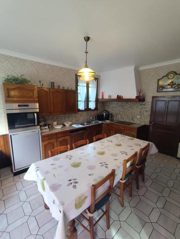 Venez découvrir cette maison pleine de charme, nichée sur un terrain exceptionnel avec son bel étang privatif !