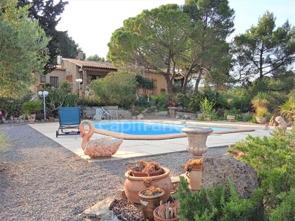 MAISON DE CAMPAGNE DE PLAIN-PIED AVEC VUE PANORAMIQUE SUR LES PYRENEES ET LE CANIGOU.