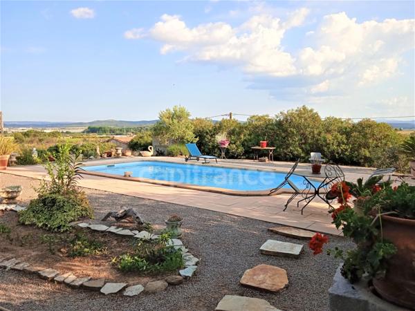 MAISON DE CAMPAGNE DE PLAIN-PIED AVEC VUE PANORAMIQUE SUR LES PYRENEES ET LE CANIGOU.