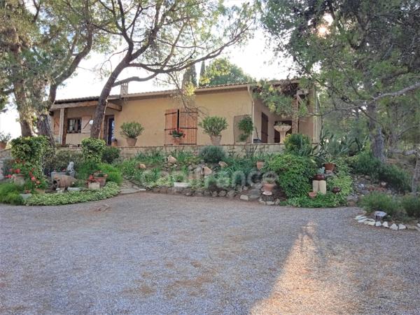 MAISON DE CAMPAGNE DE PLAIN-PIED AVEC VUE PANORAMIQUE SUR LES PYRENEES ET LE CANIGOU.