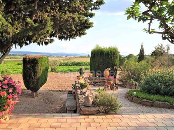 MAISON DE CAMPAGNE DE PLAIN-PIED AVEC VUE PANORAMIQUE SUR LES PYRENEES ET LE CANIGOU.